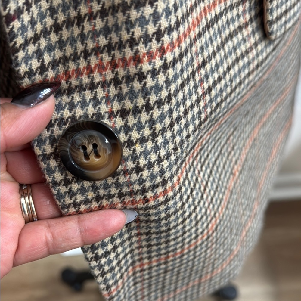 Gray And Red Blazer With Structured Silhouette - image 2